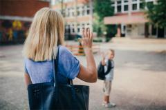 女人梦见送孩子上学迟到了