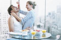 已婚女人梦见老公笑得很开心