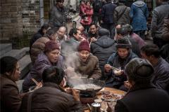 梦见好多人一起吃酒席