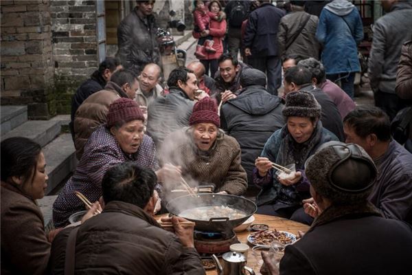 梦见和家人吃饭是是什么意思