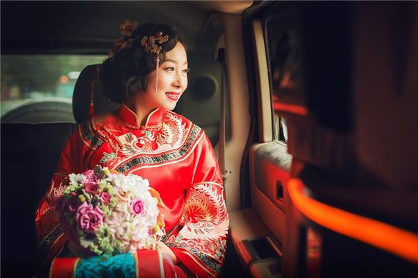 梦见别人穿红色新娘装是什么兆头