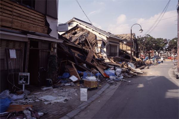 女人夢到地震搖晃